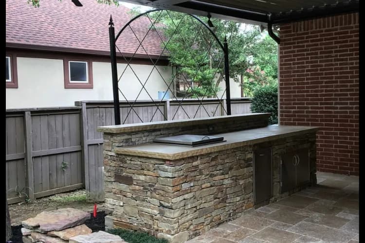 Outdoor wet bar with stone finish
